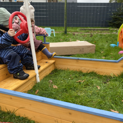 Im Garten ein neues Schiff Im Garten ein neues Schiff